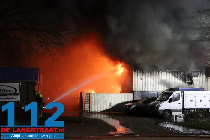 Brand bij Turkse ijsfabrikant in Waalwijk onder controle, naastgelegen gezinswoning ontruimd: ‘Vlammen sloegen over ons huis’ 29 Brand bij Turkse ijsfabrikant in Waalwijk onder controle, naastgelegen gezinswoning ontruimd: ‘Vlammen sloegen over ons huis’ 112 De Langstraat