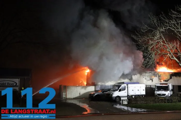 Brand bij Turkse ijsfabrikant in Waalwijk onder controle, naastgelegen gezinswoning ontruimd: ‘Vlammen sloegen over ons huis’ 31 Brand bij Turkse ijsfabrikant in Waalwijk onder controle, naastgelegen gezinswoning ontruimd: ‘Vlammen sloegen over ons huis’ 112 De Langstraat