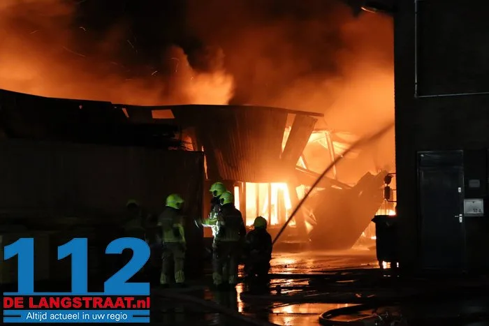 Brand bij Turkse ijsfabrikant in Waalwijk onder controle, naastgelegen gezinswoning ontruimd: ‘Vlammen sloegen over ons huis’ 33 Brand bij Turkse ijsfabrikant in Waalwijk onder controle, naastgelegen gezinswoning ontruimd: ‘Vlammen sloegen over ons huis’ 112 De Langstraat