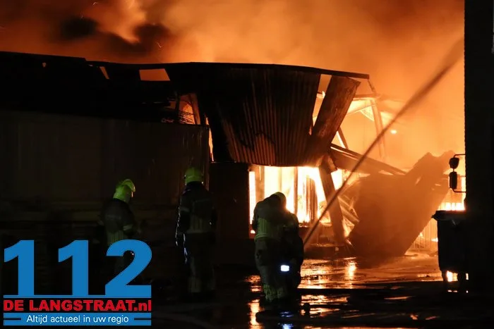 Brand bij Turkse ijsfabrikant in Waalwijk onder controle, naastgelegen gezinswoning ontruimd: ‘Vlammen sloegen over ons huis’ 34 Brand bij Turkse ijsfabrikant in Waalwijk onder controle, naastgelegen gezinswoning ontruimd: ‘Vlammen sloegen over ons huis’ 112 De Langstraat