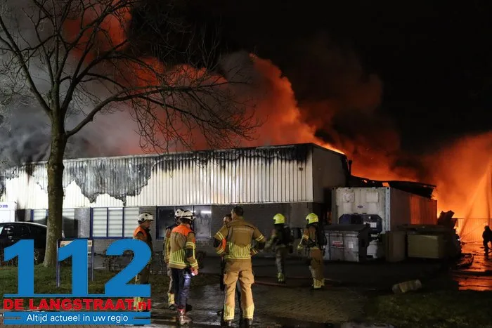 Brand bij Turkse ijsfabrikant in Waalwijk onder controle, naastgelegen gezinswoning ontruimd: ‘Vlammen sloegen over ons huis’ 35 Brand bij Turkse ijsfabrikant in Waalwijk onder controle, naastgelegen gezinswoning ontruimd: ‘Vlammen sloegen over ons huis’ 112 De Langstraat