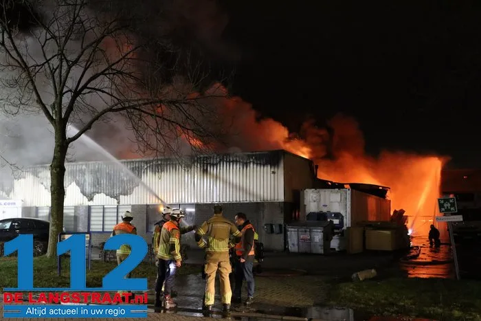 Brand bij Turkse ijsfabrikant in Waalwijk onder controle, naastgelegen gezinswoning ontruimd: ‘Vlammen sloegen over ons huis’ 36 Brand bij Turkse ijsfabrikant in Waalwijk onder controle, naastgelegen gezinswoning ontruimd: ‘Vlammen sloegen over ons huis’ 112 De Langstraat