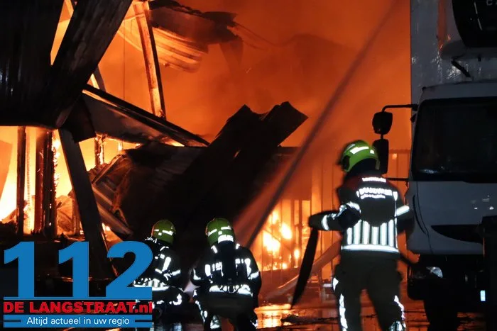 Brand bij Turkse ijsfabrikant in Waalwijk onder controle, naastgelegen gezinswoning ontruimd: ‘Vlammen sloegen over ons huis’ 37 Brand bij Turkse ijsfabrikant in Waalwijk onder controle, naastgelegen gezinswoning ontruimd: ‘Vlammen sloegen over ons huis’ 112 De Langstraat