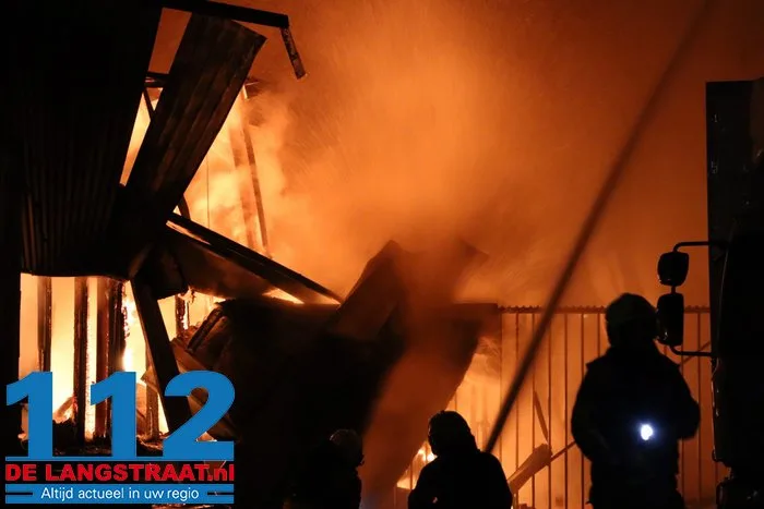 Brand bij Turkse ijsfabrikant in Waalwijk onder controle, naastgelegen gezinswoning ontruimd: ‘Vlammen sloegen over ons huis’ 39 Brand bij Turkse ijsfabrikant in Waalwijk onder controle, naastgelegen gezinswoning ontruimd: ‘Vlammen sloegen over ons huis’ 112 De Langstraat