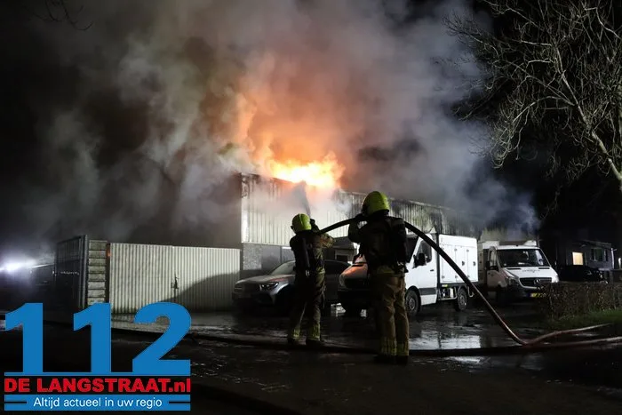 Brand bij Turkse ijsfabrikant in Waalwijk onder controle, naastgelegen gezinswoning ontruimd: ‘Vlammen sloegen over ons huis’ 40 Brand bij Turkse ijsfabrikant in Waalwijk onder controle, naastgelegen gezinswoning ontruimd: ‘Vlammen sloegen over ons huis’ 112 De Langstraat
