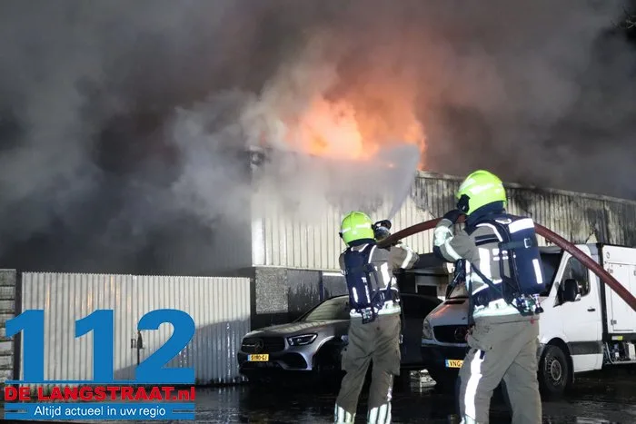 Brand bij Turkse ijsfabrikant in Waalwijk onder controle, naastgelegen gezinswoning ontruimd: ‘Vlammen sloegen over ons huis’ 41 Brand bij Turkse ijsfabrikant in Waalwijk onder controle, naastgelegen gezinswoning ontruimd: ‘Vlammen sloegen over ons huis’ 112 De Langstraat