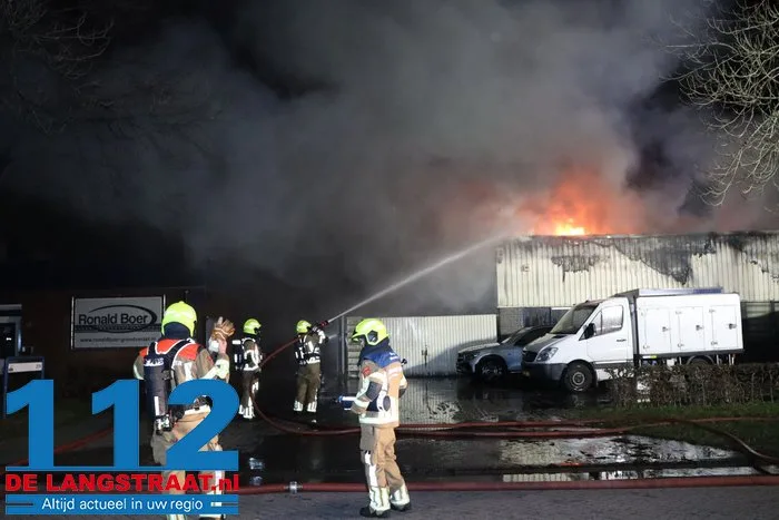 Brand bij Turkse ijsfabrikant in Waalwijk onder controle, naastgelegen gezinswoning ontruimd: ‘Vlammen sloegen over ons huis’ 42 Brand bij Turkse ijsfabrikant in Waalwijk onder controle, naastgelegen gezinswoning ontruimd: ‘Vlammen sloegen over ons huis’ 112 De Langstraat