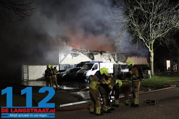 Brand bij Turkse ijsfabrikant in Waalwijk onder controle, naastgelegen gezinswoning ontruimd: ‘Vlammen sloegen over ons huis’ 43 Brand bij Turkse ijsfabrikant in Waalwijk onder controle, naastgelegen gezinswoning ontruimd: ‘Vlammen sloegen over ons huis’ 112 De Langstraat