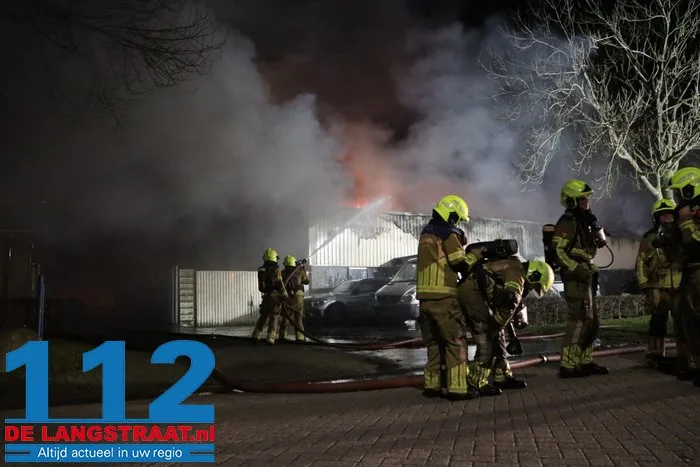 Brand bij Turkse ijsfabrikant in Waalwijk onder controle, naastgelegen gezinswoning ontruimd: ‘Vlammen sloegen over ons huis’ 44 Brand bij Turkse ijsfabrikant in Waalwijk onder controle, naastgelegen gezinswoning ontruimd: ‘Vlammen sloegen over ons huis’ 112 De Langstraat