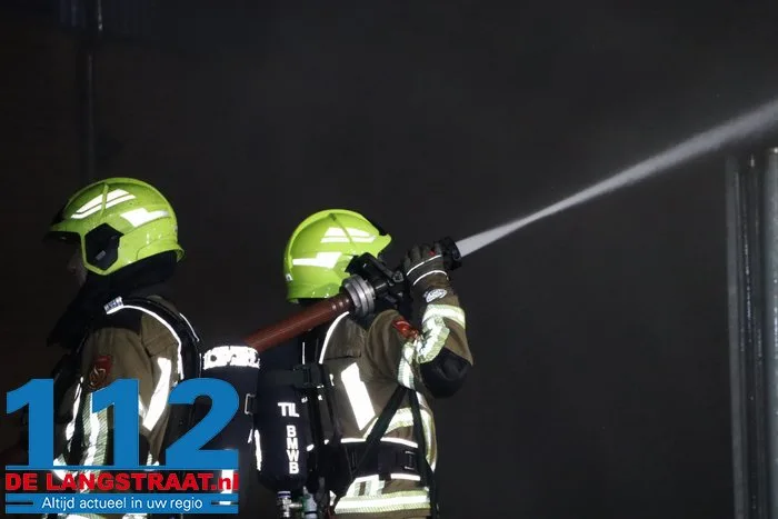 Brand bij Turkse ijsfabrikant in Waalwijk onder controle, naastgelegen gezinswoning ontruimd: ‘Vlammen sloegen over ons huis’ 45 Brand bij Turkse ijsfabrikant in Waalwijk onder controle, naastgelegen gezinswoning ontruimd: ‘Vlammen sloegen over ons huis’ 112 De Langstraat