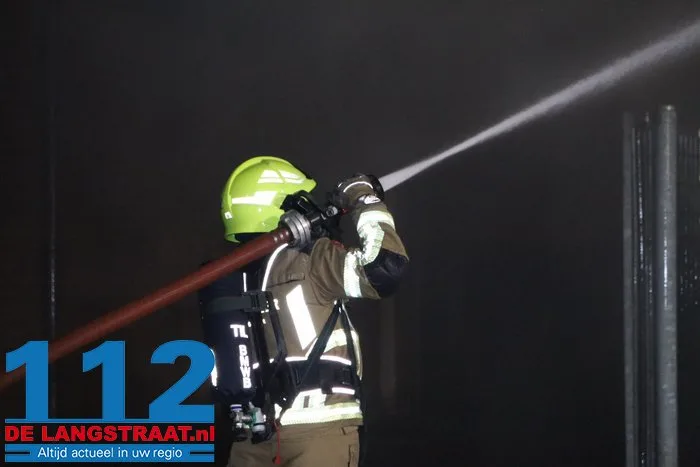 Brand bij Turkse ijsfabrikant in Waalwijk onder controle, naastgelegen gezinswoning ontruimd: ‘Vlammen sloegen over ons huis’ 46 Brand bij Turkse ijsfabrikant in Waalwijk onder controle, naastgelegen gezinswoning ontruimd: ‘Vlammen sloegen over ons huis’ 112 De Langstraat