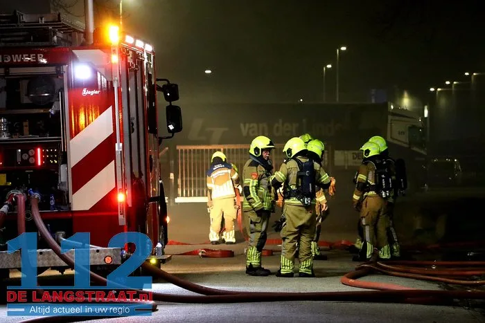 Brand bij Turkse ijsfabrikant in Waalwijk onder controle, naastgelegen gezinswoning ontruimd: ‘Vlammen sloegen over ons huis’ 47 Brand bij Turkse ijsfabrikant in Waalwijk onder controle, naastgelegen gezinswoning ontruimd: ‘Vlammen sloegen over ons huis’ 112 De Langstraat