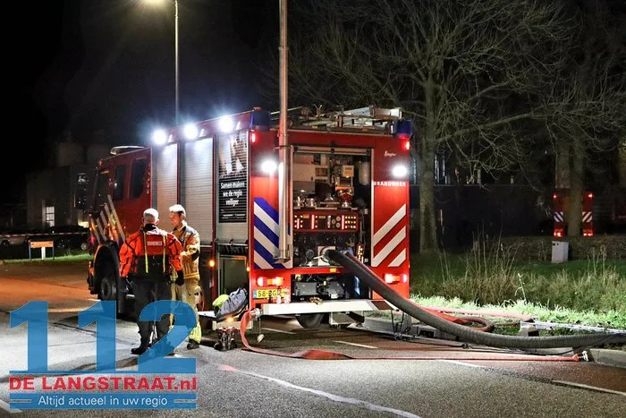 Brand bij Turkse ijsfabrikant in Waalwijk onder controle, naastgelegen gezinswoning ontruimd: ‘Vlammen sloegen over ons huis’ 48 Brand bij Turkse ijsfabrikant in Waalwijk onder controle, naastgelegen gezinswoning ontruimd: ‘Vlammen sloegen over ons huis’ 112 De Langstraat