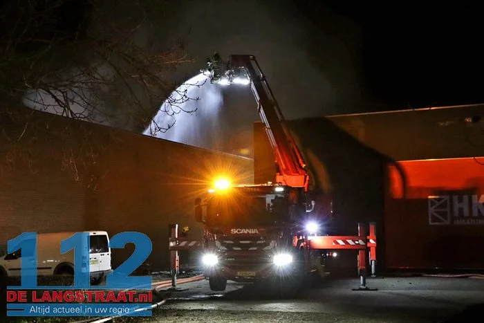 Brand bij Turkse ijsfabrikant in Waalwijk onder controle, naastgelegen gezinswoning ontruimd: ‘Vlammen sloegen over ons huis’ 49 Brand bij Turkse ijsfabrikant in Waalwijk onder controle, naastgelegen gezinswoning ontruimd: ‘Vlammen sloegen over ons huis’ 112 De Langstraat