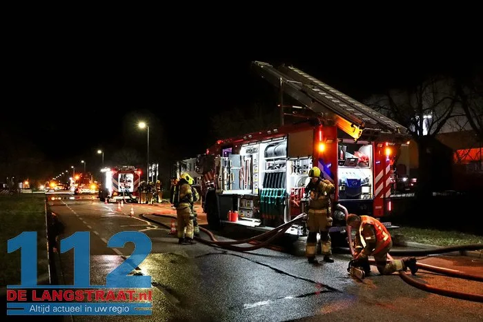 Brand bij Turkse ijsfabrikant in Waalwijk onder controle, naastgelegen gezinswoning ontruimd: ‘Vlammen sloegen over ons huis’ 50 Brand bij Turkse ijsfabrikant in Waalwijk onder controle, naastgelegen gezinswoning ontruimd: ‘Vlammen sloegen over ons huis’ 112 De Langstraat