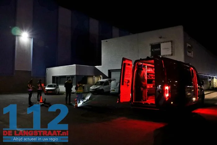 Brand bij Turkse ijsfabrikant in Waalwijk onder controle, naastgelegen gezinswoning ontruimd: ‘Vlammen sloegen over ons huis’ 51 Brand bij Turkse ijsfabrikant in Waalwijk onder controle, naastgelegen gezinswoning ontruimd: ‘Vlammen sloegen over ons huis’ 112 De Langstraat