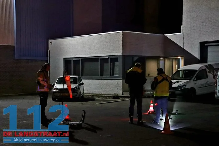 Brand bij Turkse ijsfabrikant in Waalwijk onder controle, naastgelegen gezinswoning ontruimd: ‘Vlammen sloegen over ons huis’ 52 Brand bij Turkse ijsfabrikant in Waalwijk onder controle, naastgelegen gezinswoning ontruimd: ‘Vlammen sloegen over ons huis’ 112 De Langstraat
