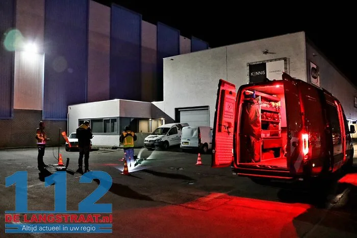 Brand bij Turkse ijsfabrikant in Waalwijk onder controle, naastgelegen gezinswoning ontruimd: ‘Vlammen sloegen over ons huis’ 53 Brand bij Turkse ijsfabrikant in Waalwijk onder controle, naastgelegen gezinswoning ontruimd: ‘Vlammen sloegen over ons huis’ 112 De Langstraat