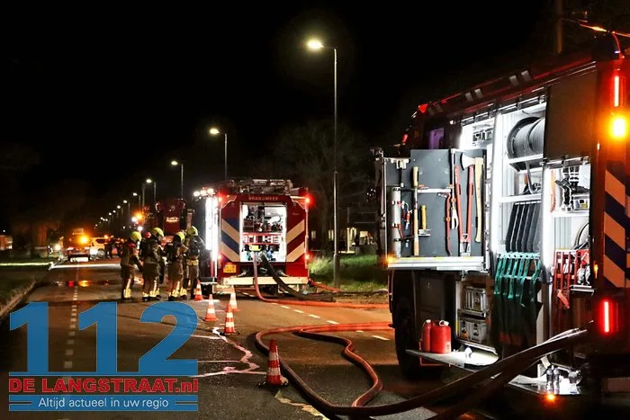 Brand bij Turkse ijsfabrikant in Waalwijk onder controle, naastgelegen gezinswoning ontruimd: ‘Vlammen sloegen over ons huis’ 55 Brand bij Turkse ijsfabrikant in Waalwijk onder controle, naastgelegen gezinswoning ontruimd: ‘Vlammen sloegen over ons huis’ 112 De Langstraat