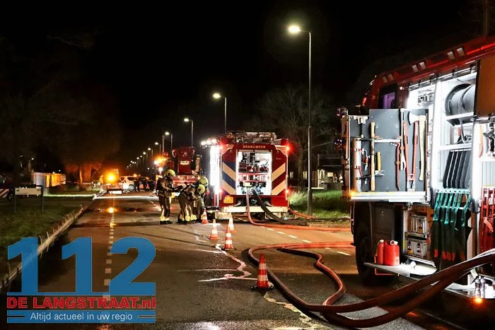 Brand bij Turkse ijsfabrikant in Waalwijk onder controle, naastgelegen gezinswoning ontruimd: ‘Vlammen sloegen over ons huis’ 56 Brand bij Turkse ijsfabrikant in Waalwijk onder controle, naastgelegen gezinswoning ontruimd: ‘Vlammen sloegen over ons huis’ 112 De Langstraat