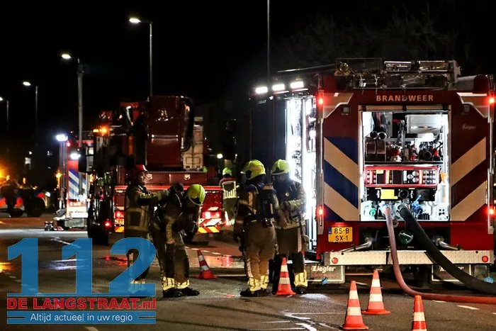 Brand bij Turkse ijsfabrikant in Waalwijk onder controle, naastgelegen gezinswoning ontruimd: ‘Vlammen sloegen over ons huis’ 57 Brand bij Turkse ijsfabrikant in Waalwijk onder controle, naastgelegen gezinswoning ontruimd: ‘Vlammen sloegen over ons huis’ 112 De Langstraat