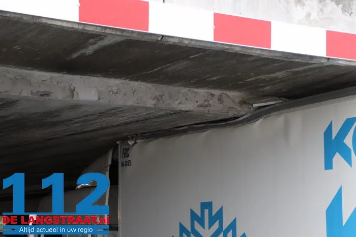 Vrachtwagen vast onder berucht viaduct in Waalwijk, chauffeur gewond naar het ziekenhuis 1 Vrachtwagen vast onder berucht viaduct in Waalwijk, chauffeur gewond naar het ziekenhuis 112 De Langstraat