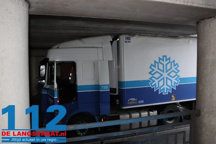 Vrachtwagen vast onder berucht viaduct in Waalwijk, chauffeur gewond naar het ziekenhuis 2 Vrachtwagen vast onder berucht viaduct in Waalwijk, chauffeur gewond naar het ziekenhuis 112 De Langstraat