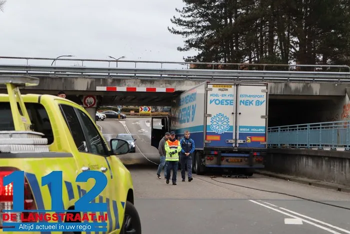 Vrachtwagen vast onder berucht viaduct in Waalwijk, chauffeur gewond naar het ziekenhuis 3 Vrachtwagen vast onder berucht viaduct in Waalwijk, chauffeur gewond naar het ziekenhuis 112 De Langstraat