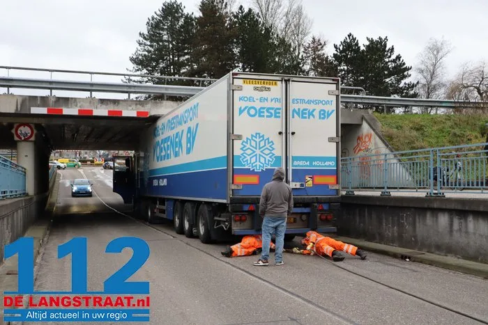 Vrachtwagen vast onder berucht viaduct in Waalwijk, chauffeur gewond naar het ziekenhuis 4 Vrachtwagen vast onder berucht viaduct in Waalwijk, chauffeur gewond naar het ziekenhuis 112 De Langstraat