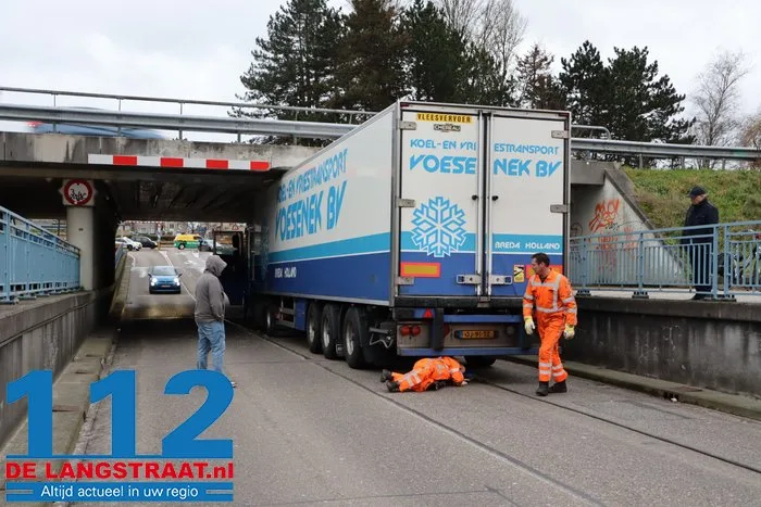 Vrachtwagen vast onder berucht viaduct in Waalwijk, chauffeur gewond naar het ziekenhuis 5 Vrachtwagen vast onder berucht viaduct in Waalwijk, chauffeur gewond naar het ziekenhuis 112 De Langstraat