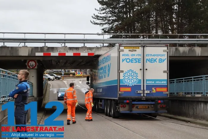 Vrachtwagen vast onder berucht viaduct in Waalwijk, chauffeur gewond naar het ziekenhuis 6 Vrachtwagen vast onder berucht viaduct in Waalwijk, chauffeur gewond naar het ziekenhuis 112 De Langstraat
