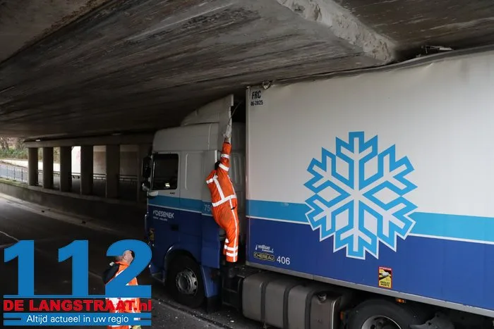 Vrachtwagen vast onder berucht viaduct in Waalwijk, chauffeur gewond naar het ziekenhuis 7 Vrachtwagen vast onder berucht viaduct in Waalwijk, chauffeur gewond naar het ziekenhuis 112 De Langstraat