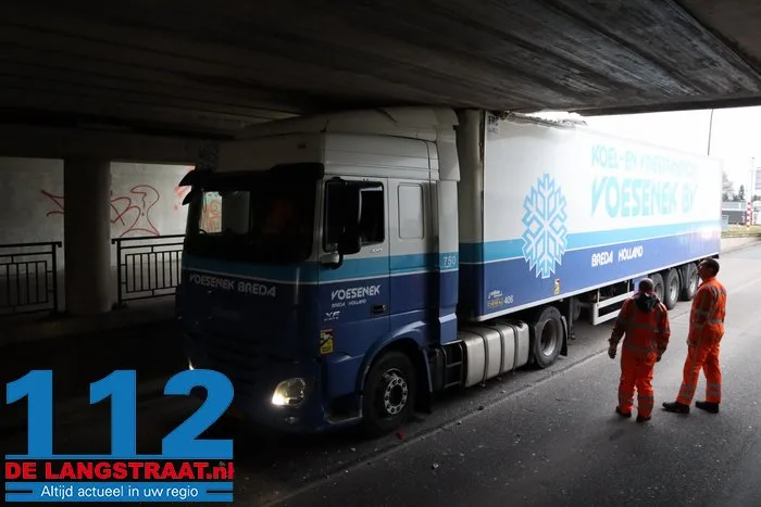 Vrachtwagen vast onder berucht viaduct in Waalwijk, chauffeur gewond naar het ziekenhuis 8 Vrachtwagen vast onder berucht viaduct in Waalwijk, chauffeur gewond naar het ziekenhuis 112 De Langstraat