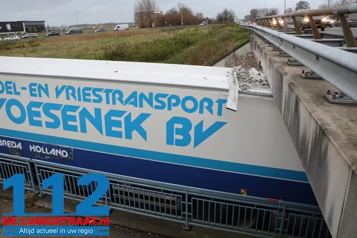 Vrachtwagen vast onder berucht viaduct in Waalwijk, chauffeur gewond naar het ziekenhuis 10 Vrachtwagen vast onder berucht viaduct in Waalwijk, chauffeur gewond naar het ziekenhuis 112 De Langstraat