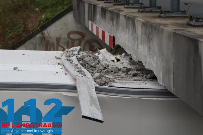 Vrachtwagen vast onder berucht viaduct in Waalwijk, chauffeur gewond naar het ziekenhuis 11 Vrachtwagen vast onder berucht viaduct in Waalwijk, chauffeur gewond naar het ziekenhuis 112 De Langstraat