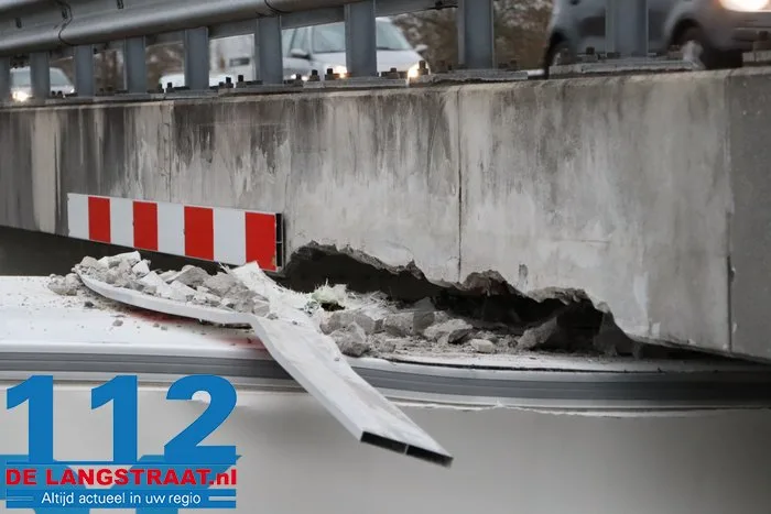 Vrachtwagen vast onder berucht viaduct in Waalwijk, chauffeur gewond naar het ziekenhuis 12 Vrachtwagen vast onder berucht viaduct in Waalwijk, chauffeur gewond naar het ziekenhuis 112 De Langstraat