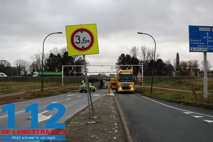 Vrachtwagen vast onder berucht viaduct in Waalwijk, chauffeur gewond naar het ziekenhuis 13 Vrachtwagen vast onder berucht viaduct in Waalwijk, chauffeur gewond naar het ziekenhuis 112 De Langstraat