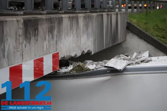 Vrachtwagen vast onder berucht viaduct in Waalwijk, chauffeur gewond naar het ziekenhuis 14 Vrachtwagen vast onder berucht viaduct in Waalwijk, chauffeur gewond naar het ziekenhuis 112 De Langstraat