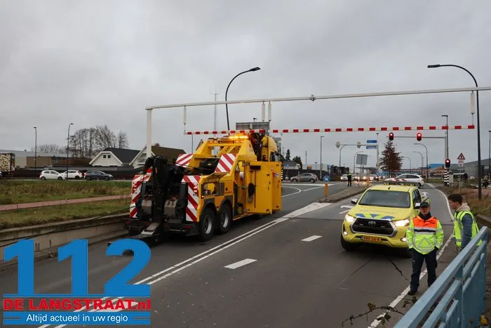 Vrachtwagen vast onder berucht viaduct in Waalwijk, chauffeur gewond naar het ziekenhuis 15 Vrachtwagen vast onder berucht viaduct in Waalwijk, chauffeur gewond naar het ziekenhuis 112 De Langstraat