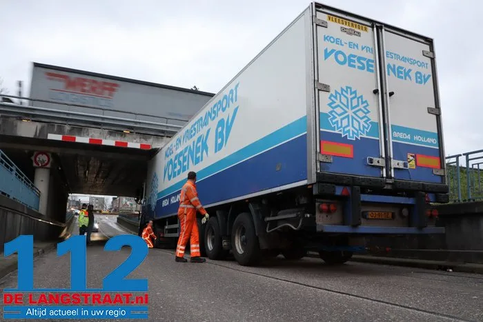 Vrachtwagen vast onder berucht viaduct in Waalwijk, chauffeur gewond naar het ziekenhuis 17 Vrachtwagen vast onder berucht viaduct in Waalwijk, chauffeur gewond naar het ziekenhuis 112 De Langstraat