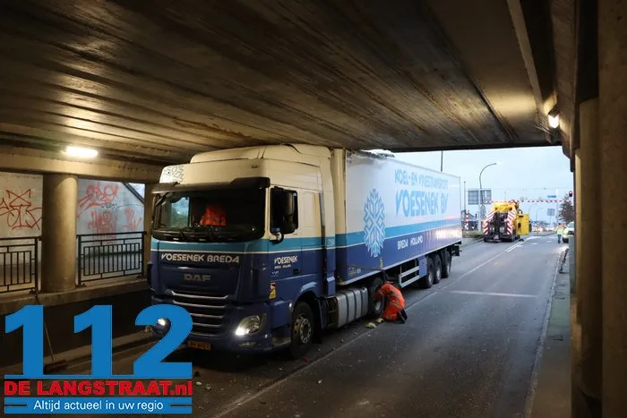 Vrachtwagen vast onder berucht viaduct in Waalwijk, chauffeur gewond naar het ziekenhuis 18 Vrachtwagen vast onder berucht viaduct in Waalwijk, chauffeur gewond naar het ziekenhuis 112 De Langstraat