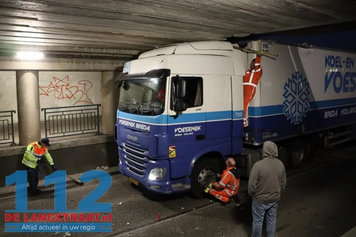 Vrachtwagen vast onder berucht viaduct in Waalwijk, chauffeur gewond naar het ziekenhuis 21 Vrachtwagen vast onder berucht viaduct in Waalwijk, chauffeur gewond naar het ziekenhuis 112 De Langstraat