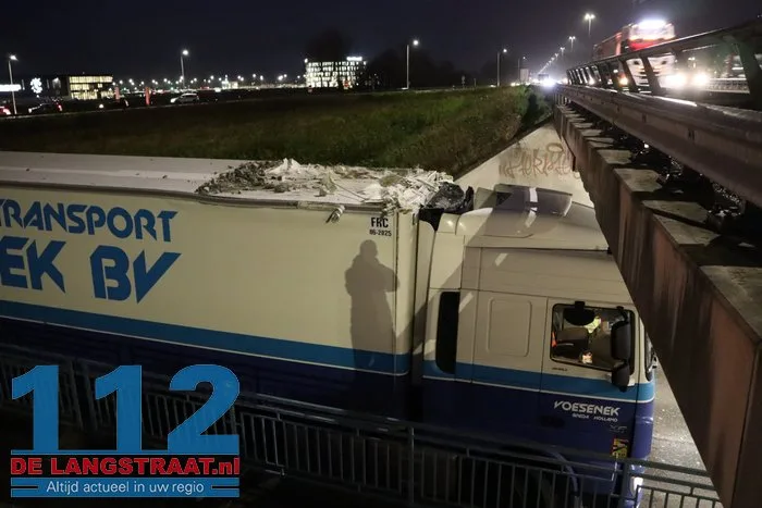 Vrachtwagen vast onder berucht viaduct in Waalwijk, chauffeur gewond naar het ziekenhuis 22 Vrachtwagen vast onder berucht viaduct in Waalwijk, chauffeur gewond naar het ziekenhuis 112 De Langstraat