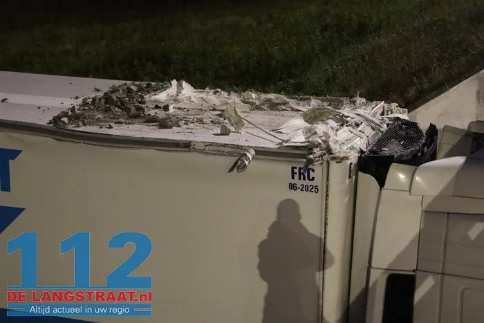 Vrachtwagen vast onder berucht viaduct in Waalwijk, chauffeur gewond naar het ziekenhuis 23 Vrachtwagen vast onder berucht viaduct in Waalwijk, chauffeur gewond naar het ziekenhuis 112 De Langstraat