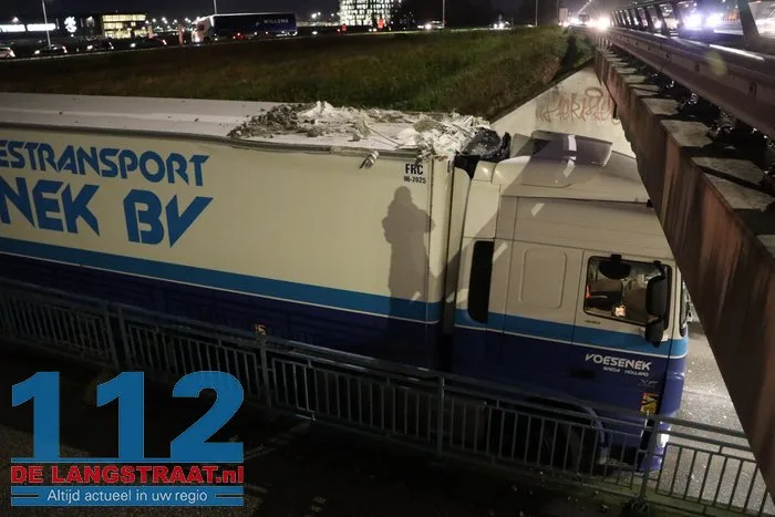 Vrachtwagen vast onder berucht viaduct in Waalwijk, chauffeur gewond naar het ziekenhuis 24 Vrachtwagen vast onder berucht viaduct in Waalwijk, chauffeur gewond naar het ziekenhuis 112 De Langstraat