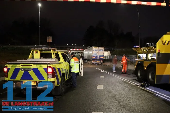 Vrachtwagen vast onder berucht viaduct in Waalwijk, chauffeur gewond naar het ziekenhuis 26 Vrachtwagen vast onder berucht viaduct in Waalwijk, chauffeur gewond naar het ziekenhuis 112 De Langstraat
