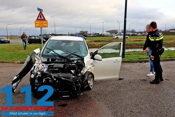 Twee gewonden bij botsing tussen twee auto’s in Waalwijk, een voertuig belandt in water 2 Twee gewonden bij botsing tussen twee auto’s in Waalwijk, een voertuig belandt in water 112 De Langstraat