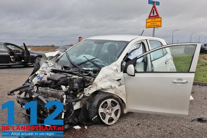 Twee gewonden bij botsing tussen twee auto’s in Waalwijk, een voertuig belandt in water 3 Twee gewonden bij botsing tussen twee auto’s in Waalwijk, een voertuig belandt in water 112 De Langstraat