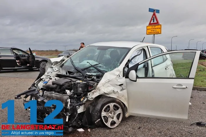 Twee gewonden bij botsing tussen twee auto’s in Waalwijk, een voertuig belandt in water 4 Twee gewonden bij botsing tussen twee auto’s in Waalwijk, een voertuig belandt in water 112 De Langstraat