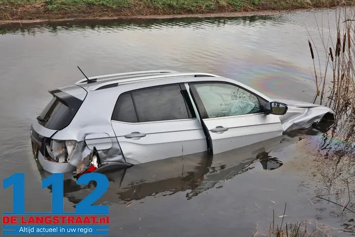 Twee gewonden bij botsing tussen twee auto’s in Waalwijk, een voertuig belandt in water 5 Twee gewonden bij botsing tussen twee auto’s in Waalwijk, een voertuig belandt in water 112 De Langstraat